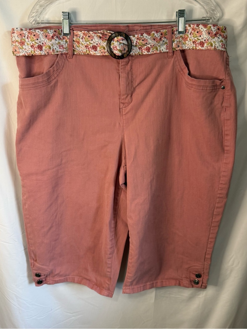 Gloria Vanderbilt Rose Pink Pull-On Bermuda Shorts with Floral Belt